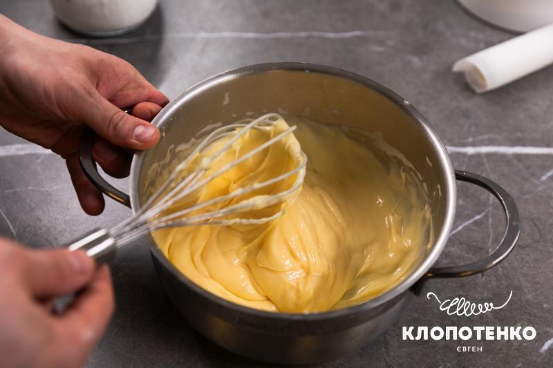 Заваріть жовтковий крем