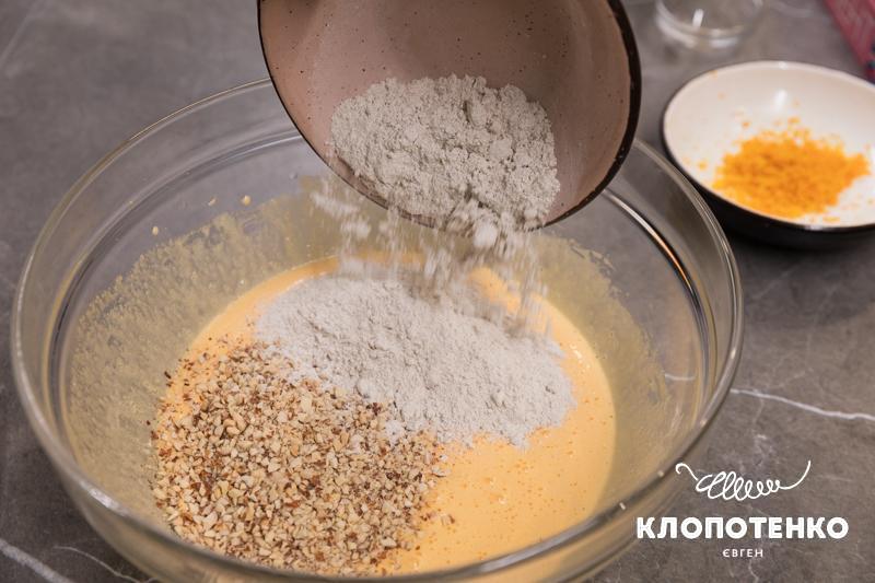 Додайте борошно в жовтки