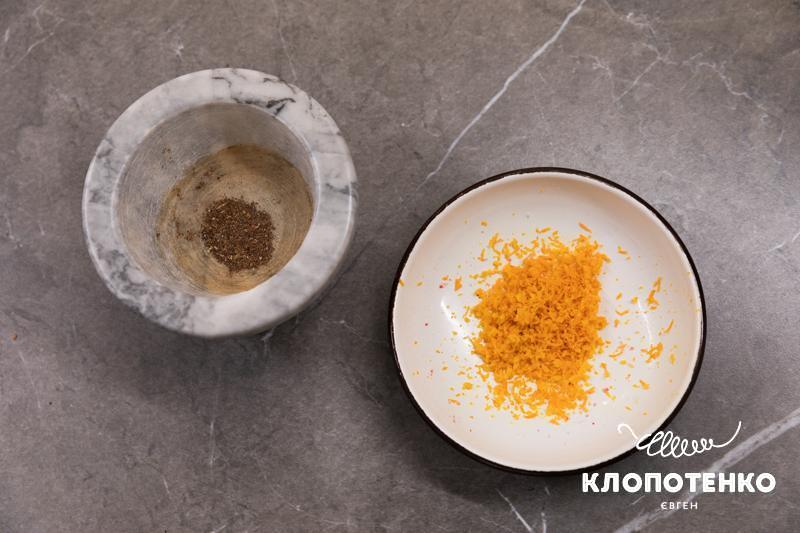 Перетріть спеції та додайте їх