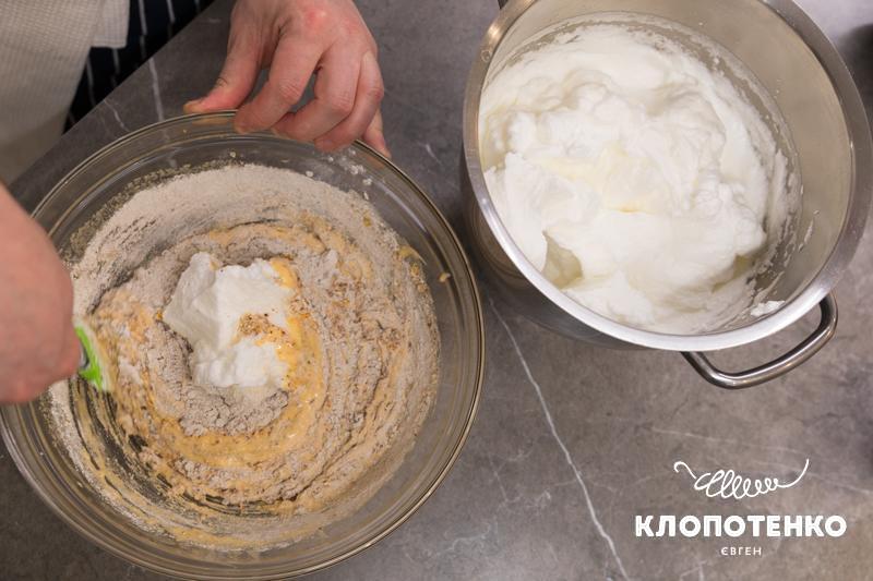 Збийте білки та вмішайте їх у тісто