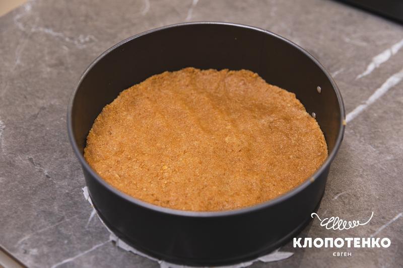 Утрамбуйте корж у форму