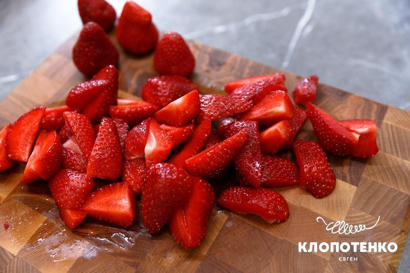 Наріжте полуницю