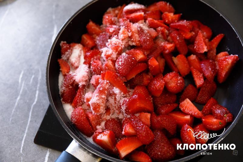 Перекладіть полуницю у пательню