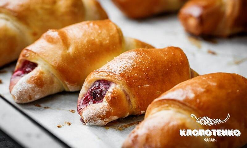 Рогалики з вишнею