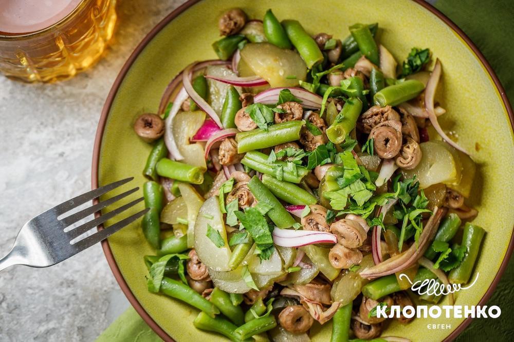 Рецепт салату з курячих сердець та квасолі