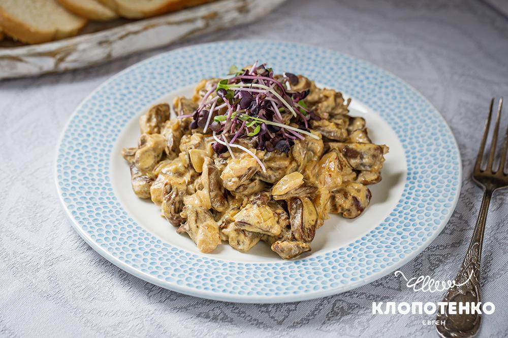 Курячі сердечка у вершковому соусі