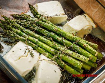 Спаржа в духовці, запечена з сиром фета