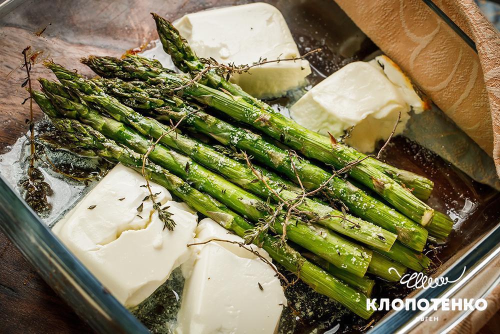 Спаржа з фетою