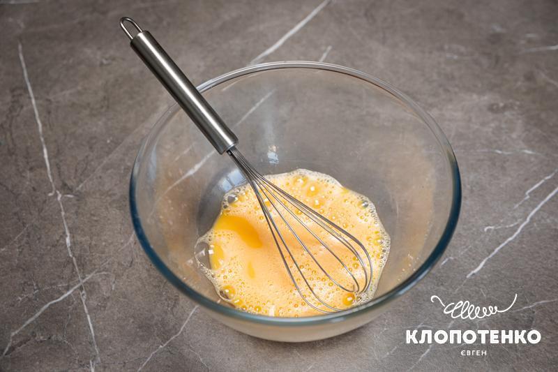 Яйця збиваються з цукром