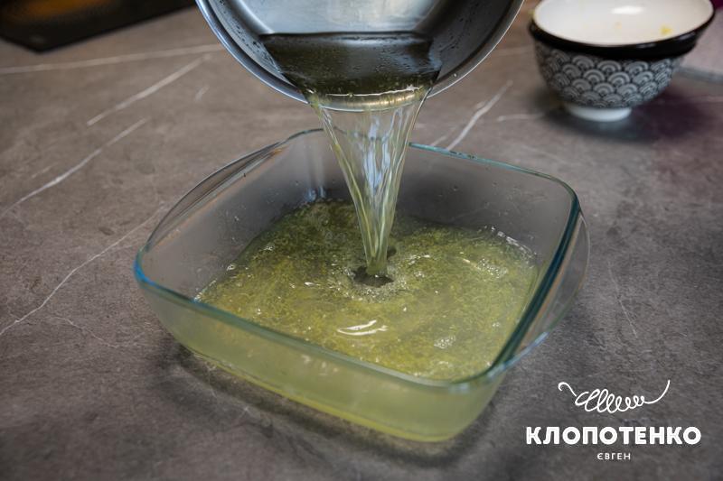 Виливаємо суміш в форму