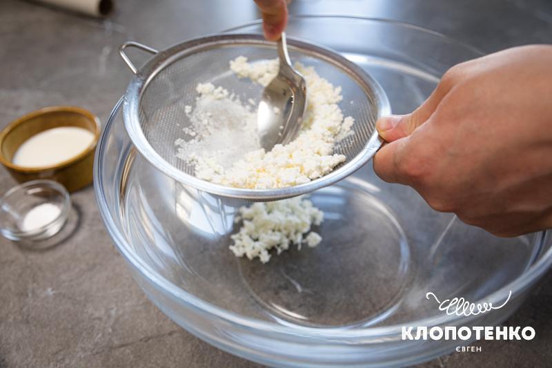 Перетираємо сир через сито