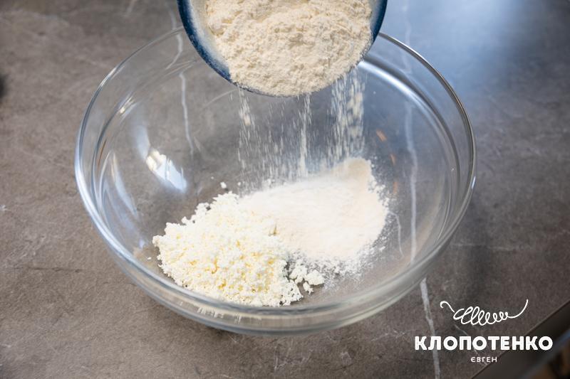 Змішайте сир з борошном