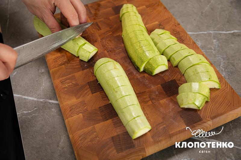 Нарізання кабачків