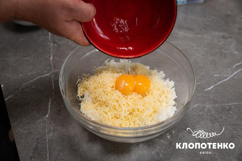 Змішайте рис з сиром і жовтком
