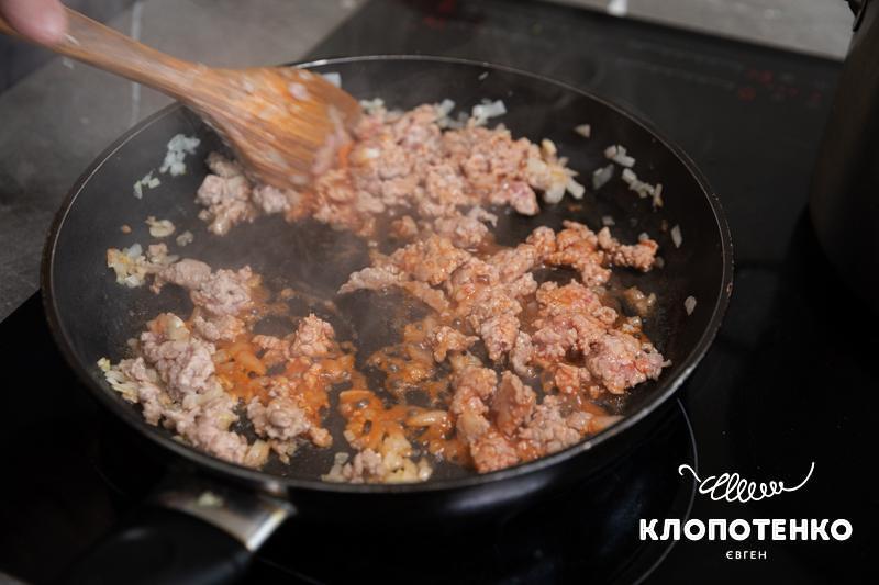 Посмажте фарш з цибулею