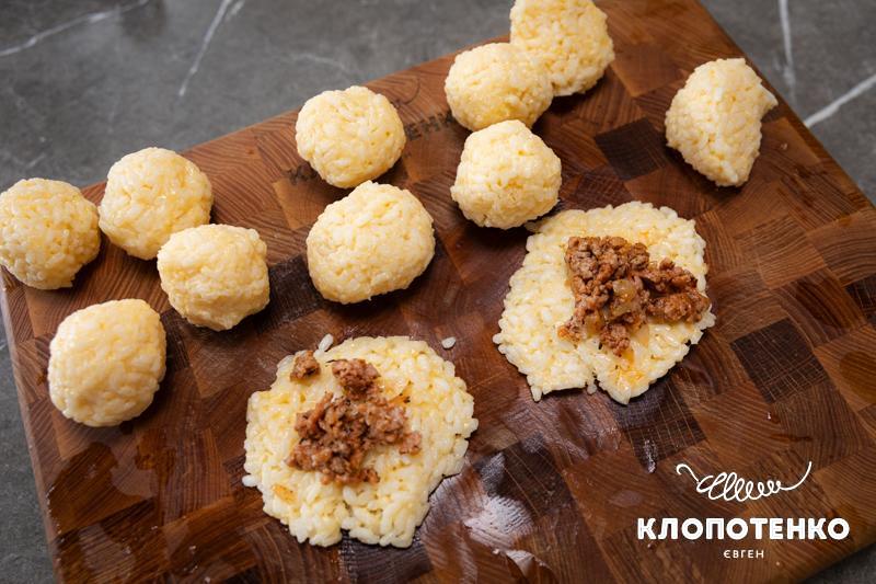 Сформуйте з рису кульки
