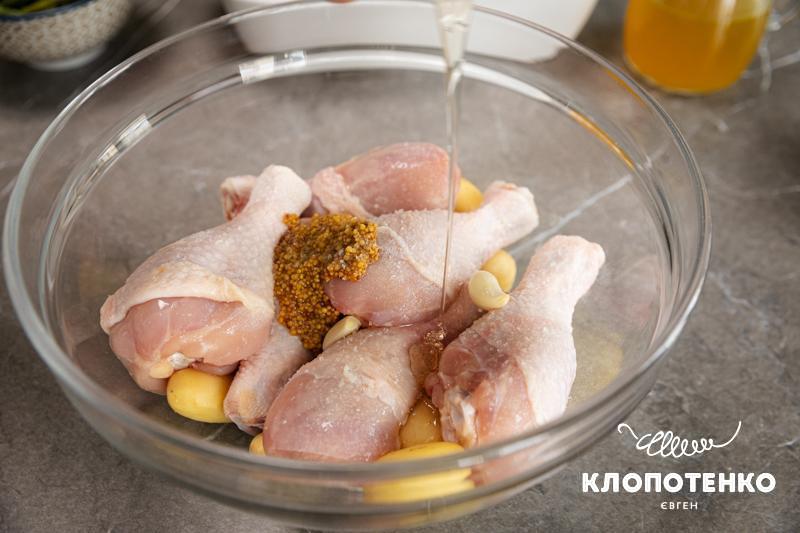 Додайте спеції до мʼяса та картоплі