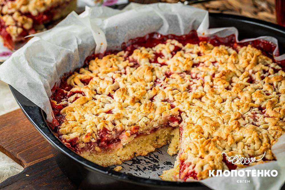 Тертий пиріг з полуницею