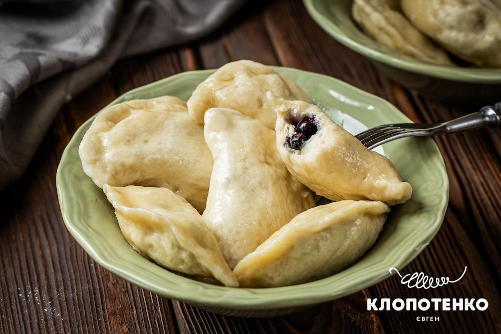 Тісто на вареники з чорницею на кефірі