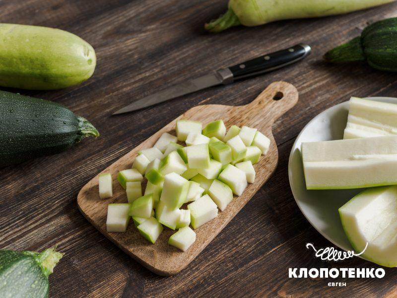 Кабачки, нарізані кубиками