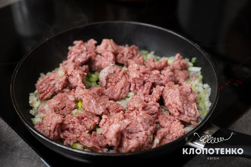 Селеру, цибулю та фарш обсмажують разом