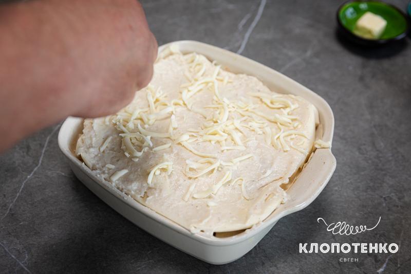 Лазанью присипають сиром