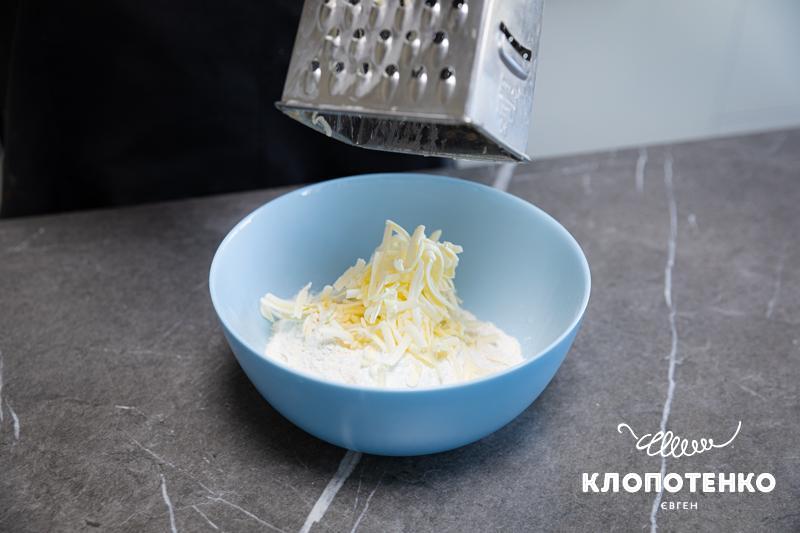 До борошна додається натерте масло