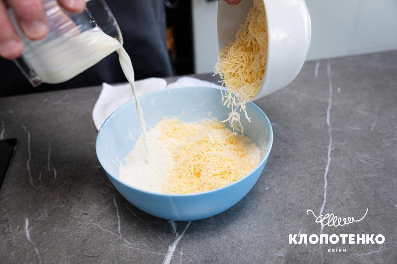 До тіста додається молока та сир