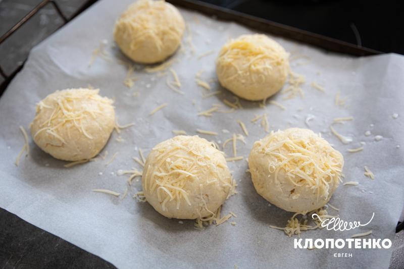 Присипте булочки сиром