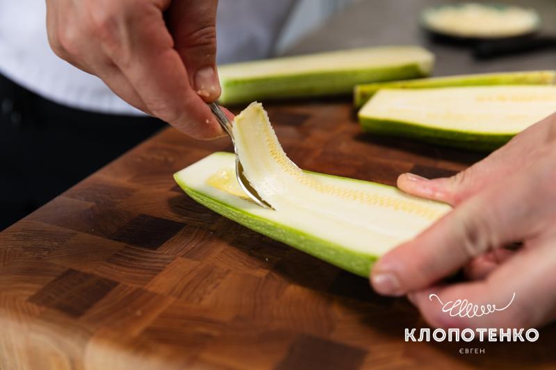 Виймаємо м'якуш з кабачка