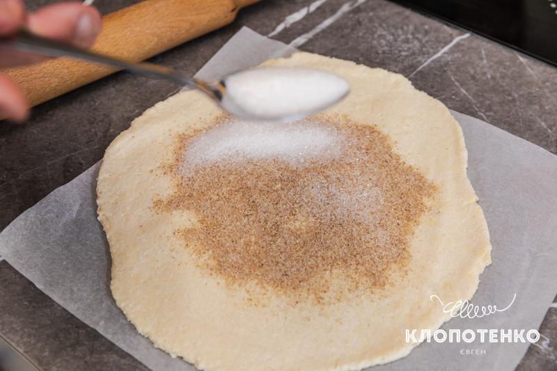 посипка тіста сухарями, цукром та корицею