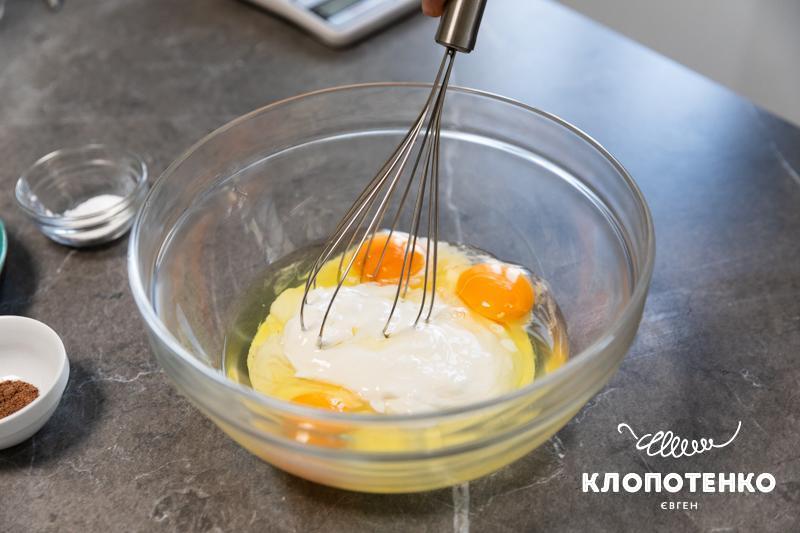 яйця та сметана для кабачкового пирога