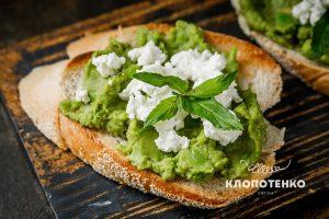 Канапки з аводкадо та горошком