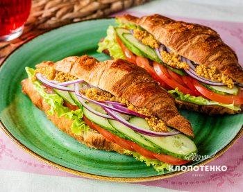 Сендвіч круасан з овочами