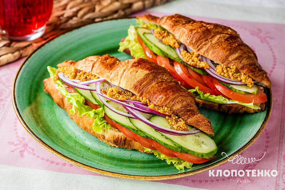 Сендвіч круасан з овочами