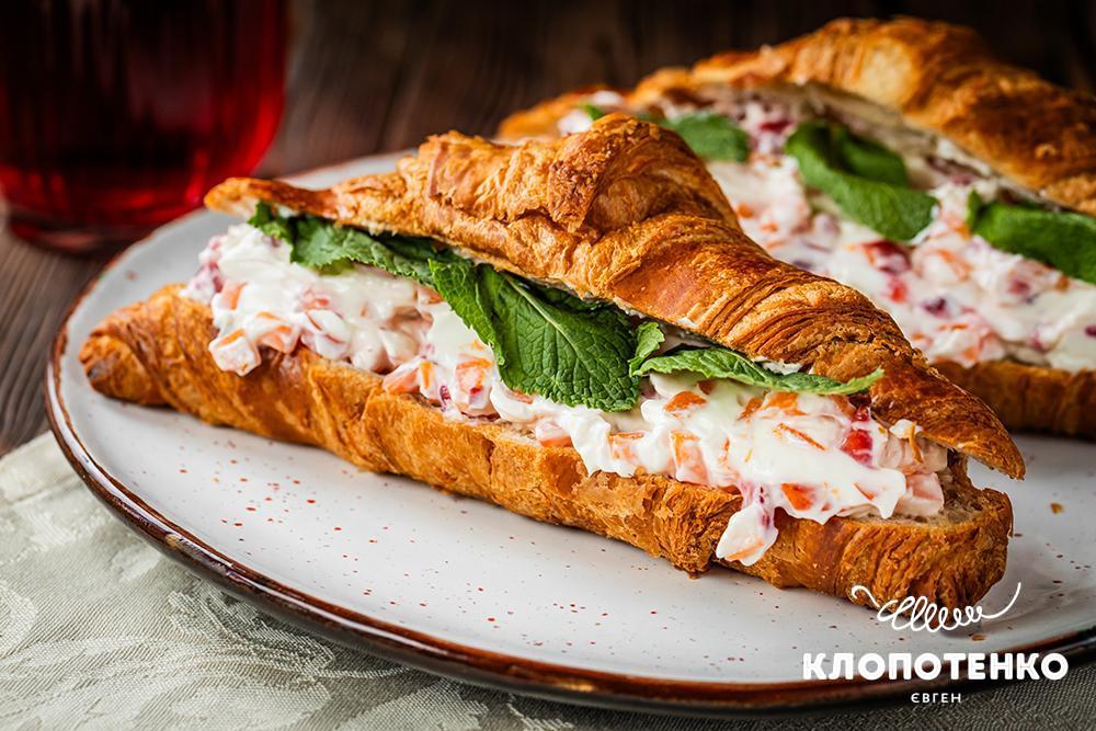 круасан з полуницею