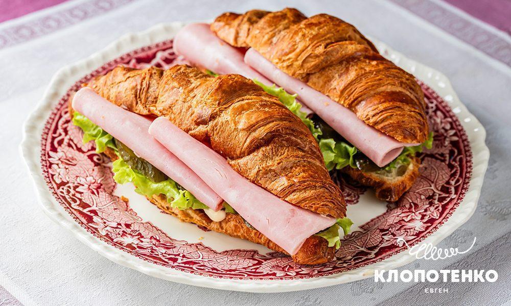 круасан з шинкою