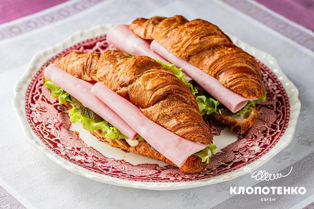 круасан з шинкою