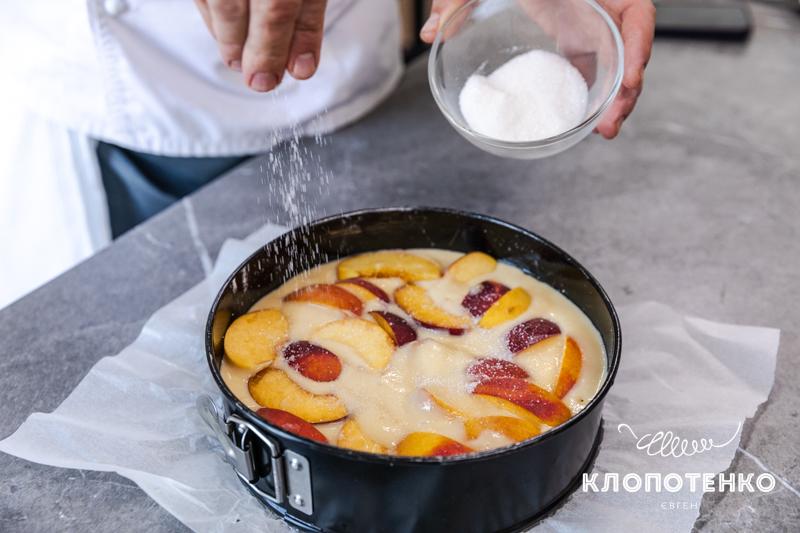 пиріг з персиками у формі