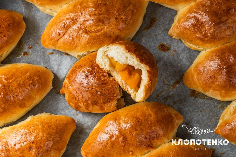 дріжджові пиріжки з абрикосами