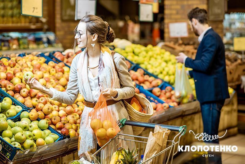 сезонні овочі та фрукти на ринку