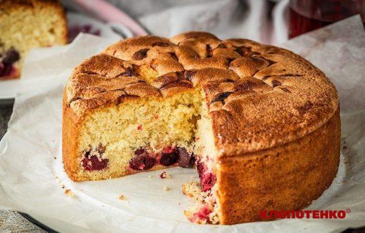 Проста шарлотка з вишнями