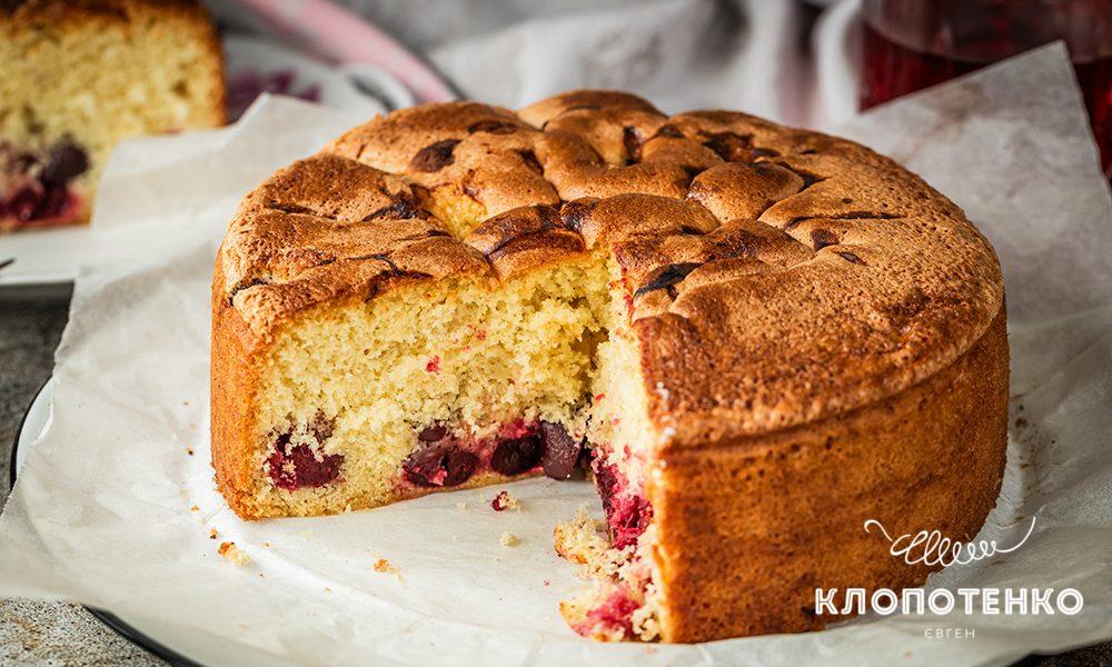 Шарлотка з вишнями