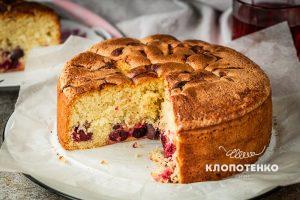 Шарлотка з вишнями