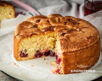 Шарлотка з вишнями