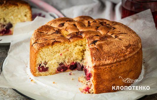 Шарлотка з вишнями