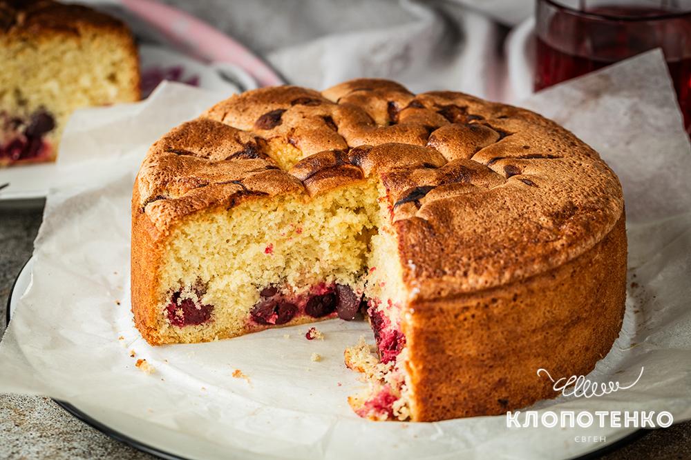 Шарлотка з вишнями