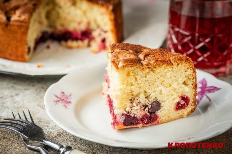 шарлотка з вишнями