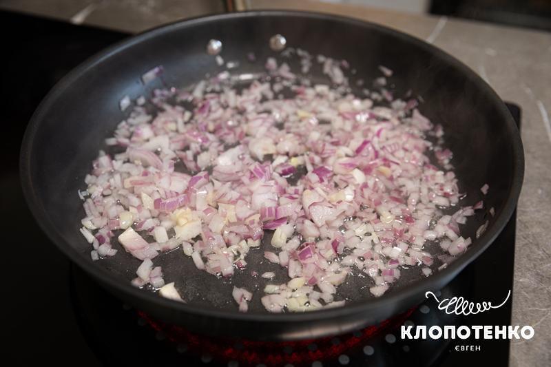 Наріжте та обсмажте цибулю