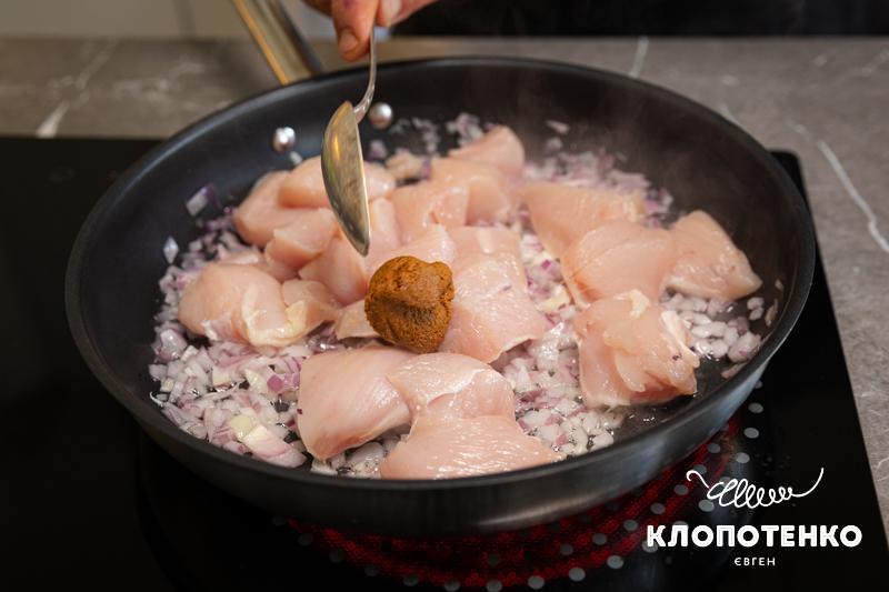 Додайте курку та пасту